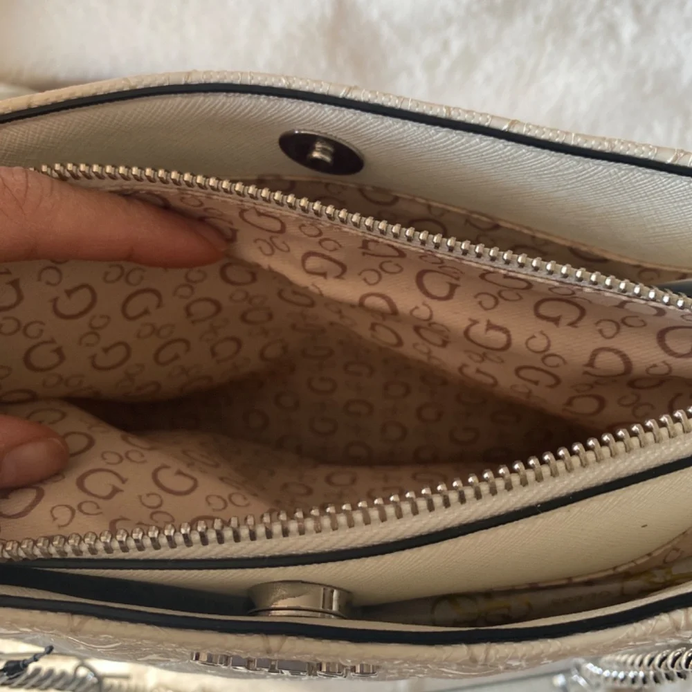 Guess Los Ángeles Shoulder Purse - Picture 8 of 14